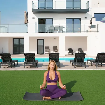 Zen With Sea View And Private Pool ロウリニャン